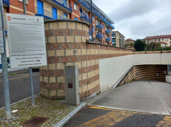 Raid vandalico nel parcheggio di piazza Pettiti: scale coperte di schiuma dopo lo svuotamento di tre estintori