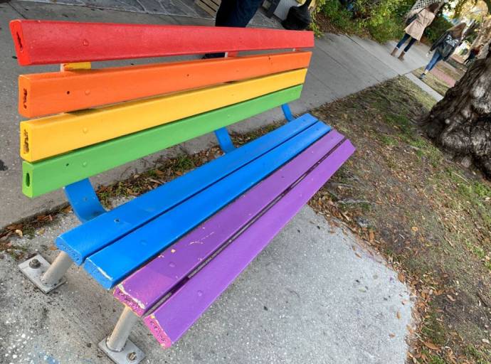 Una panchina arcobaleno per dire no ai pregiudizi e sì a una comunità che accoglie, rispetta e ama senza distinzioni