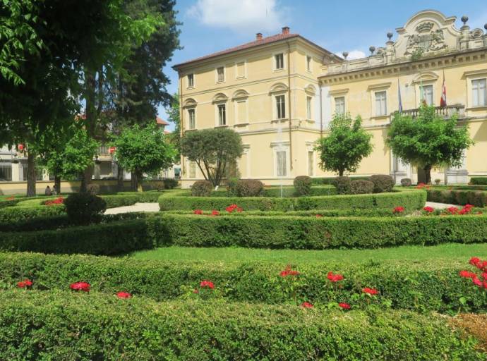 La città si veste di fiori e colori: torna “Cirié in Fiore” e apre la Settimana dei Fiori tra mostre, mercati, giardini storici e un omaggio collettivo alla bellezza della natura