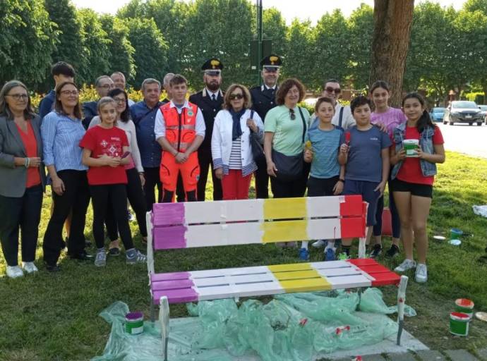 Una panchina arcobaleno contro l’omofobia: il coraggio dei giovani, il potere dei colori e un messaggio che chiede rispetto per ogni forma d’amore
