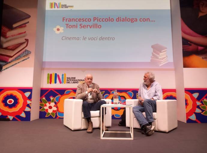 Toni Servillo incanta la Sala Rossa al Salone del Libro: «Il teatro è la mia miccia, il cinema un caos organizzato»