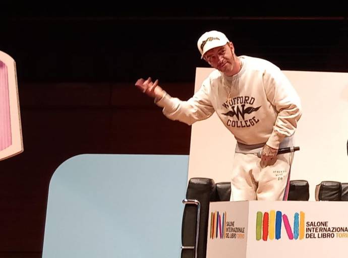 Il rapper Salmo si racconta al Salone del Libro: «Scrivere mi ha messo a nudo, ma è stato necessario»