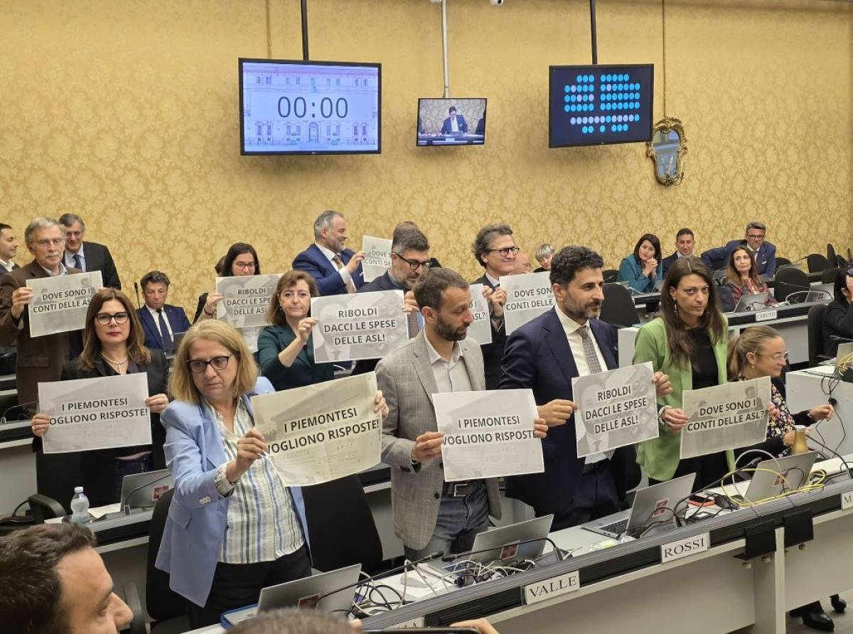 Sanità piemontese a rischio, l’opposizione incalza Riboldi: «Serve chiarezza sui conti delle ASL». Protesta in Consiglio regionale