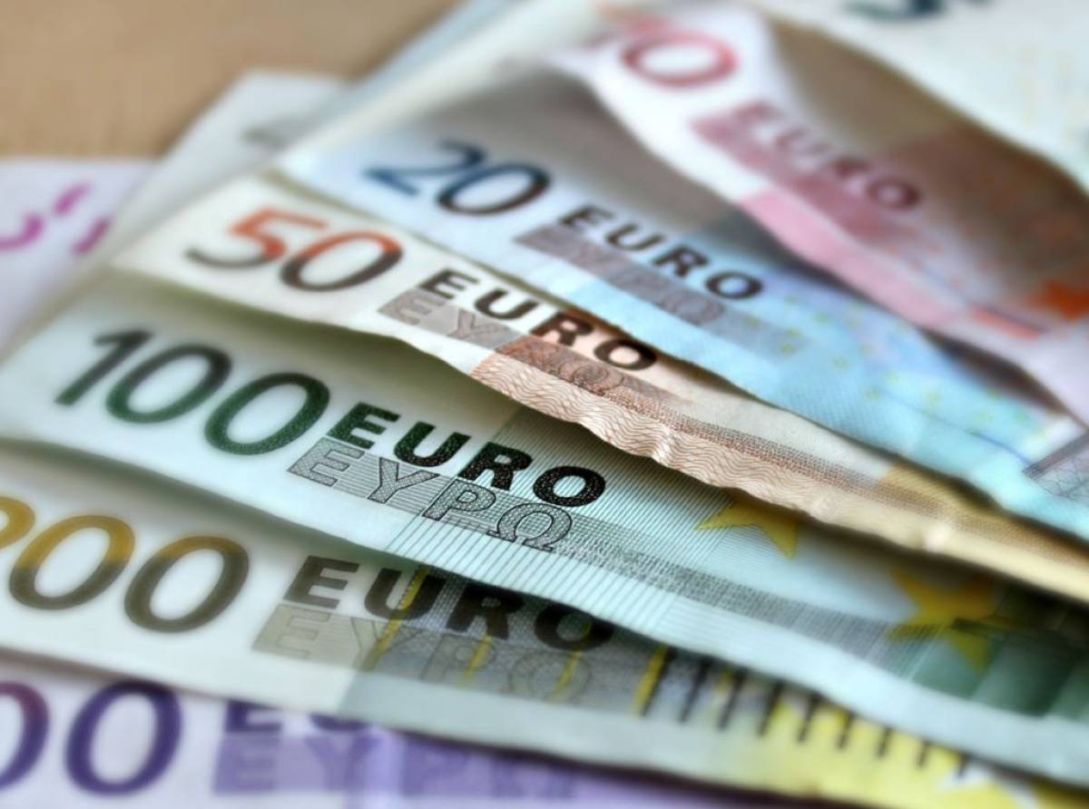 Mentre l’opinione pubblica guarda altrove, l’Europa prepara una svolta epocale: addio al contante, più controllo digitale e agricoltura nelle mani dei fondi