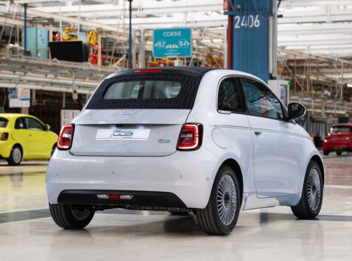 La nuova Fiat 500 Ibrida segna la rinascita di Mirafiori: iniziata la produzione preserie nello storico stabilimento torinese 