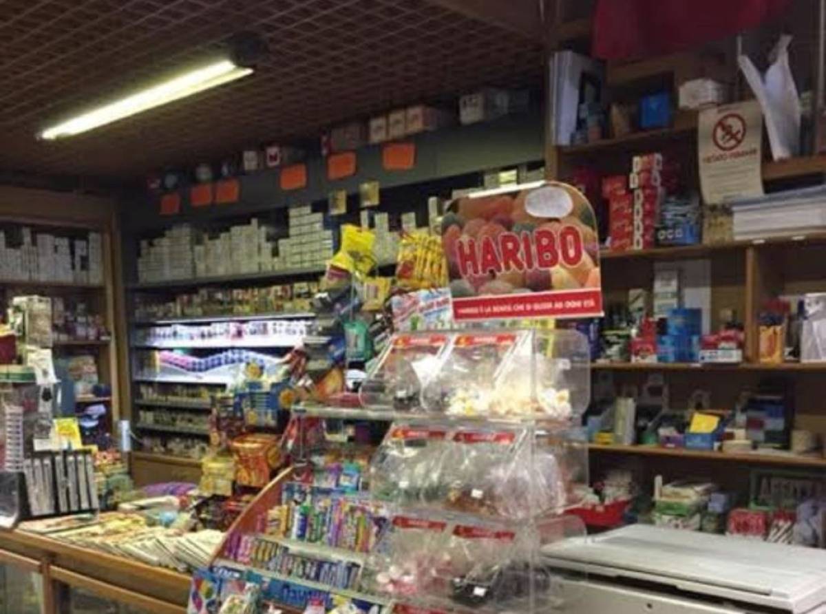 Rubano gratta e vinci e finiscono nei guai: due giovani arrestati a Venaria per il colpo in una tabaccheria