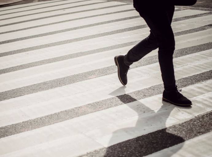 Strisce pedonali poco visibili in via Circonvallazione: interrogazione in Consiglio per chiedere più sicurezza e un possibile spostamento