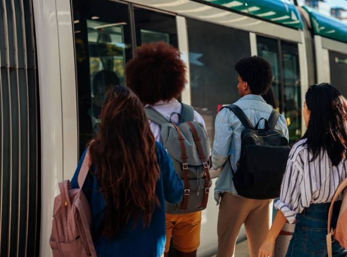 Trasporto pubblico gratuito per studenti: polemiche sul piano della Regione Piemonte. Insorge il PD