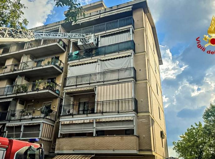 Terrore a Collegno, esplosione devasta una palazzina: quattro feriti e famiglie sfollate. Ipotesi fuga di gas durante lavori