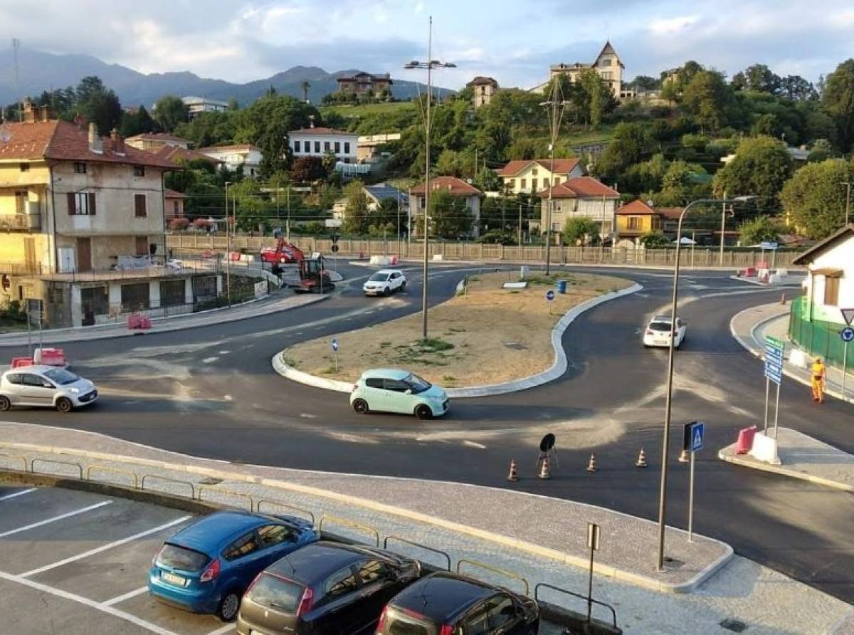 Lanzo, inaugurata la nuova rotatoria sulla Sp2: addio al semaforo e traffico più fluido verso le Valli di Lanzo