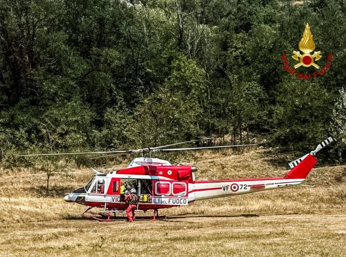 Padre e figlia di 8 anni bloccati sulla Ferrata della Roceja: salvataggio spettacolare con il “Drago” dei Vigili del Fuoco e delle squadre di terra 