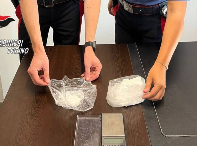 Volpiano, fermato in auto con bilancino e 2.000 euro: nella stanza d’hotel i carabinieri trovano oltre 200 grammi di cocaina