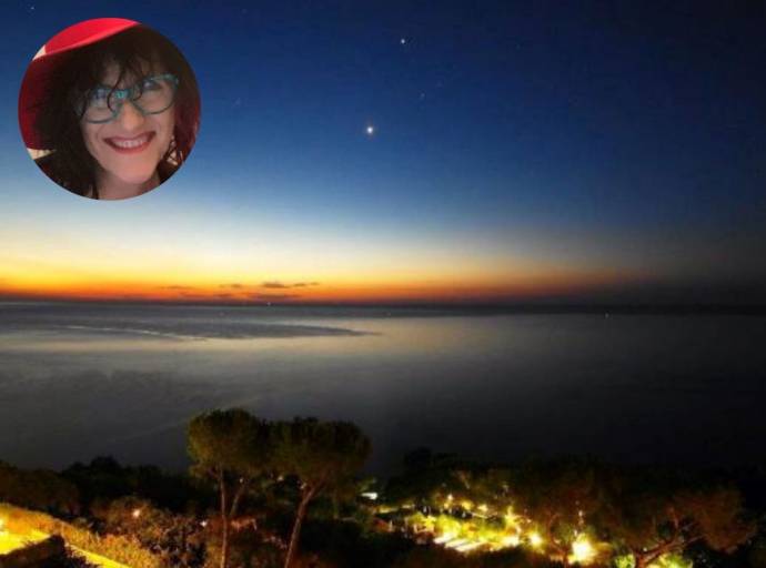 Blu e oro. Dai sogni alla luce del giorno, un filo sottile intreccia residui di memoria e orizzonti di luce
