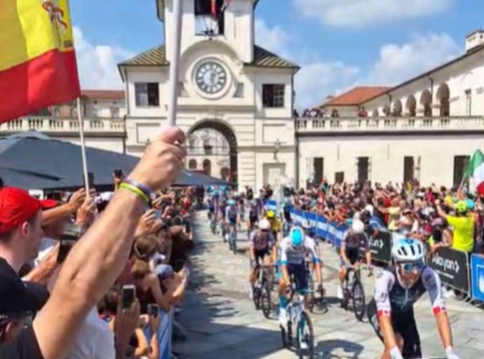 Turisti mordi e fuggi, commercianti dimenticati: la Grande Salida della Vuelta a Venaria si trasforma in un’occasione mancata