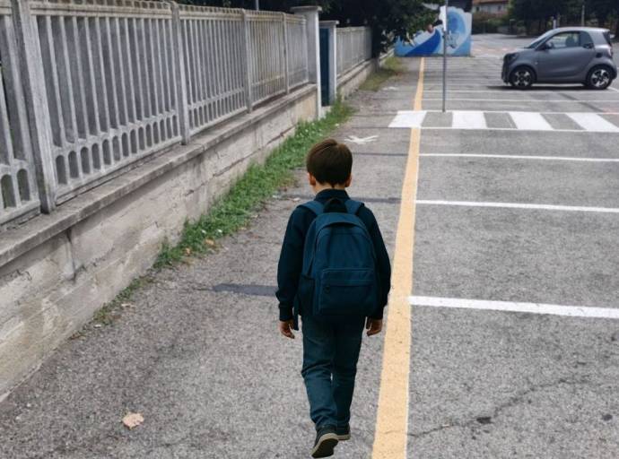 Scuola Rodari, la sicurezza resta a metà: per il Sindaco bastano le strisce, per Milano servono le barriere