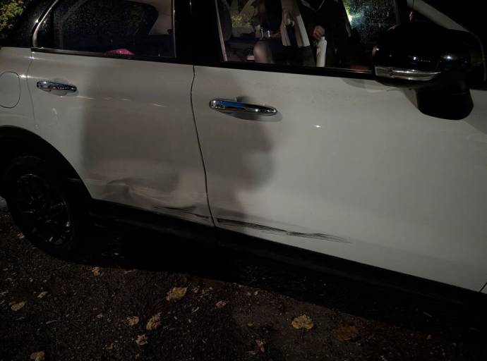 Travolge un’auto con a bordo una donna incinta e fugge: paura alla rotonda di corso Machiavelli, indagini in corso