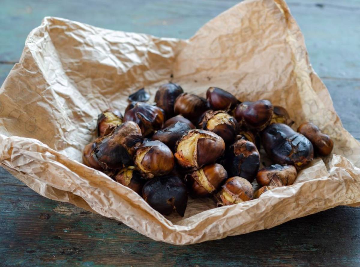In padella o in forno: ecco come preparare ottime e profumatissime caldarroste a casa. Sono il profumo dell'autunno