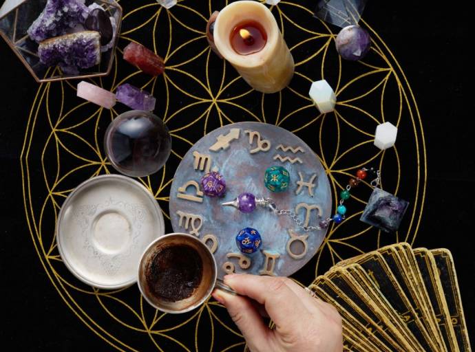 Piemonte tra logica e magia: 50 milioni di euro l’anno per scacciare la sfortuna tra cornetti, oroscopi e veggenti digitali