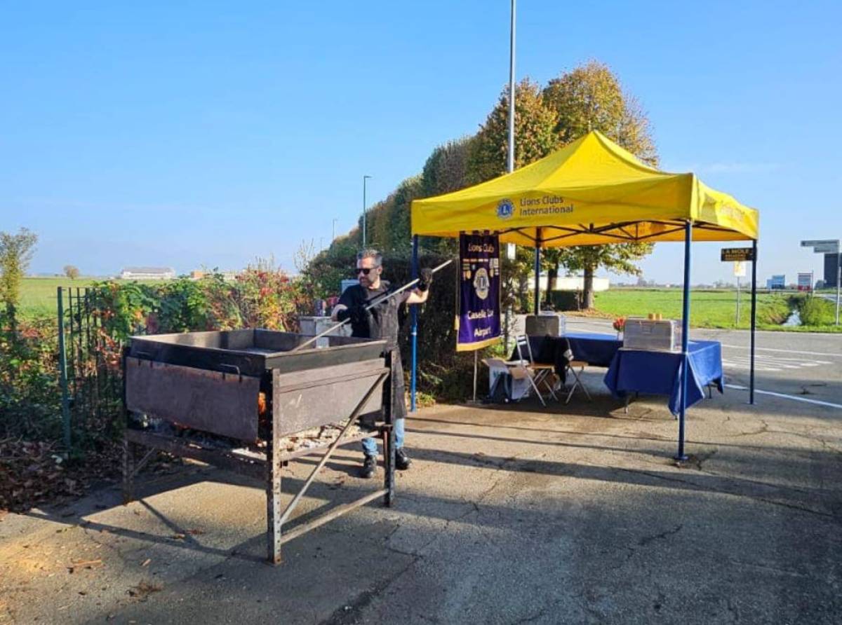 Caldarroste e vin brulè a Caselle Torinese: il Lions Club scalda via San Vittore nel giorno del ricordo
