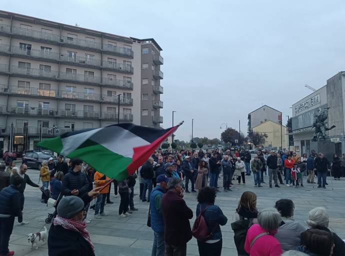 Tregua non è pace: Venaria si illumina per la Palestina con una grande fiaccolata. Un unico equipaggio di terra per dire basta alla guerra