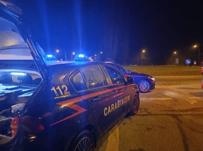 Aggredita e scaraventata a terra nel parcheggio del Conad davanti al figlio minorenne: rapina violenta a Mappano