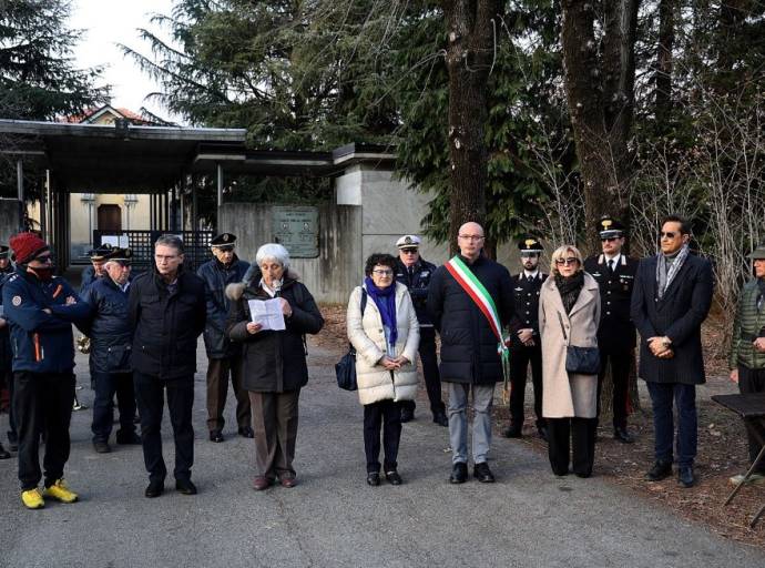 Giorno della Memoria 2026 a Lanzo Torinese: una giornata di nomi, giovani voci e teatro per non dimenticare