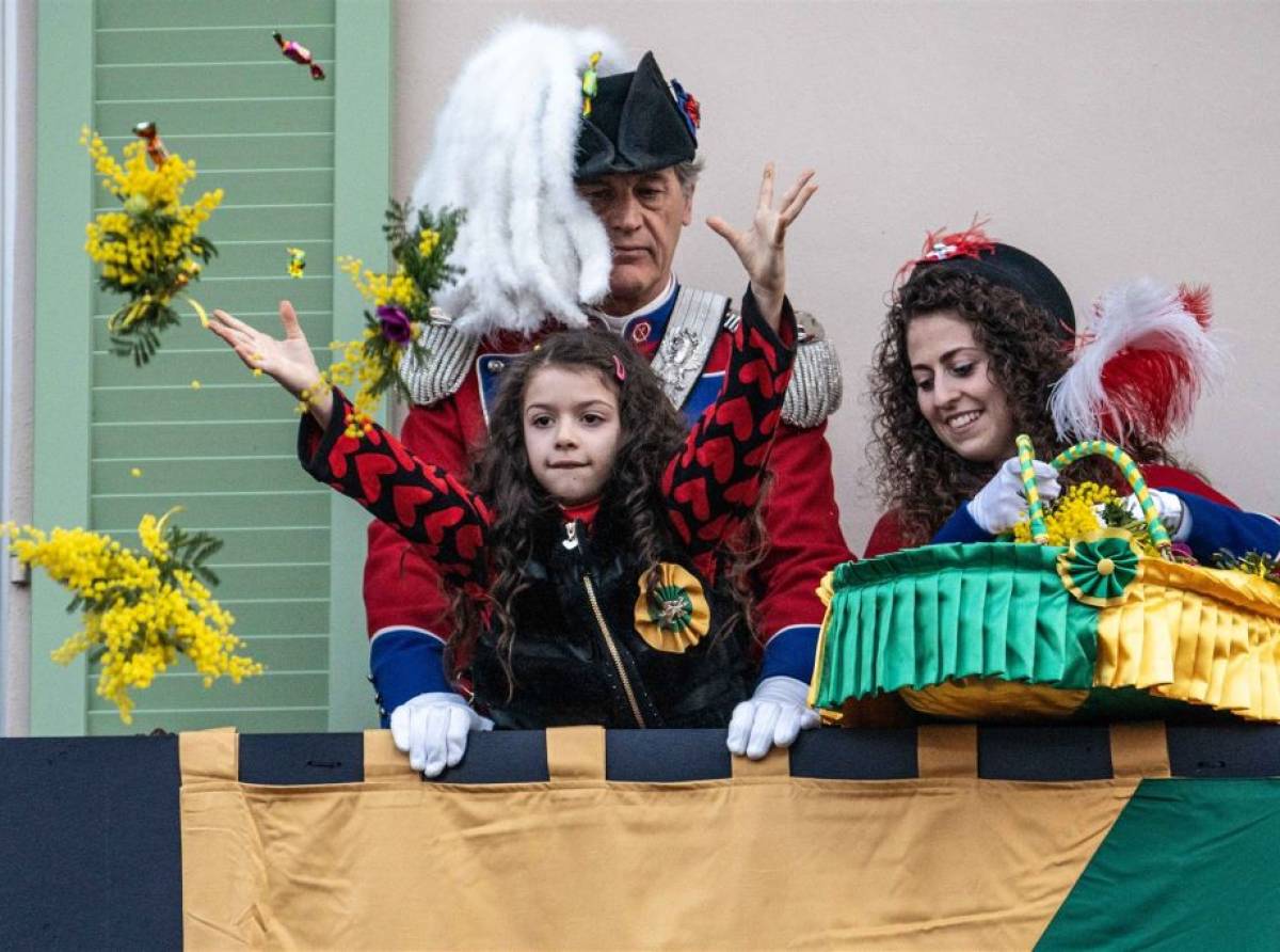 Storico Carnevale di Ivrea 2026, la domenica che accende la leggenda: Fagiolate, Prise du Drapeau e riti antichi 