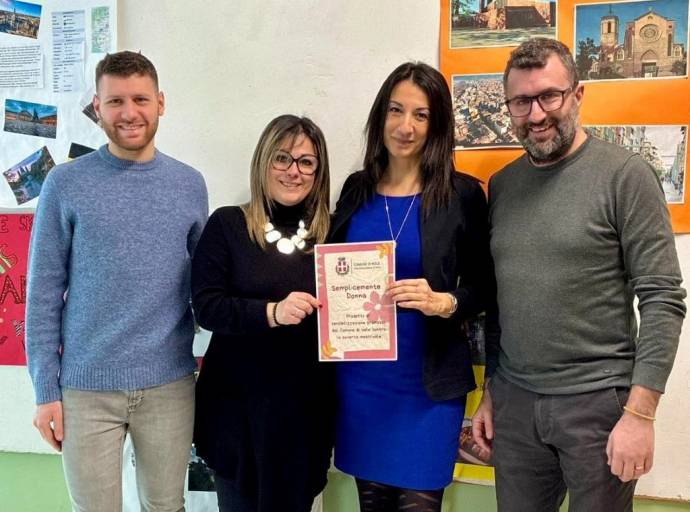Assorbenti gratuiti nei bagni della scuola di Nole: il progetto “Semplicemente donna” contro la povertà mestruale
