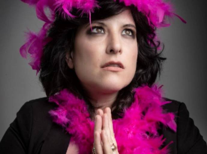 “Fulminata” al Teatro Concordia: Annagaia Marchioro illumina il pubblico tra ironia, sogni e imperfezioni