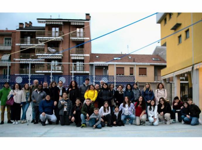 Adolescenti e social media: dati allarmanti su smartphone e dipendenza digitale, il ruolo decisivo dei genitori e della comunità