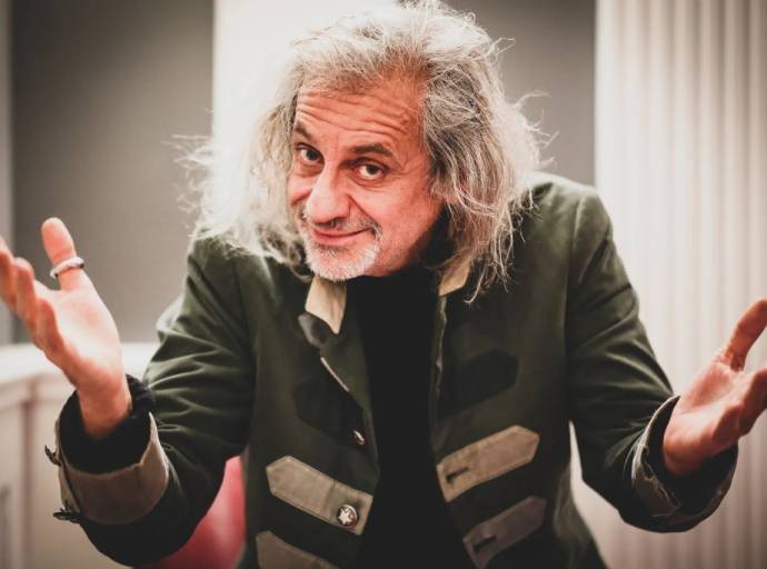 Alessandro Bergonzoni al Teatro Concordia: il 17 aprile “Arrivano i Dunque”, viaggio surreale tra teatro, parola e crealtà