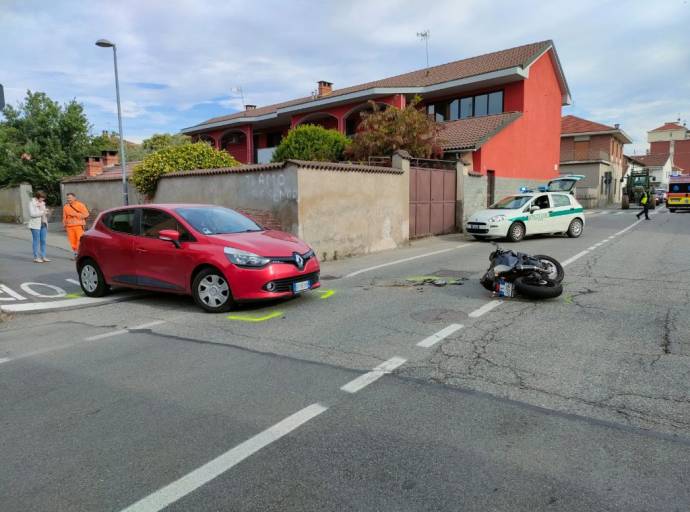 Incidente a Volpiano, auto travolge una Kawasaki all’incrocio: motociclista ferito e traffico in tilt
