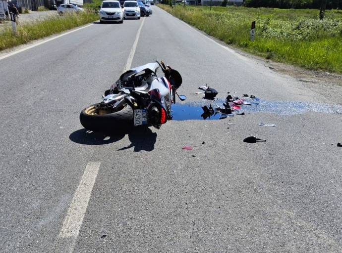 Volpiano, grave incidente in via Torino nel pomeriggio: moto con due giovani tampona una Seat Leon, feriti i due motociclisti