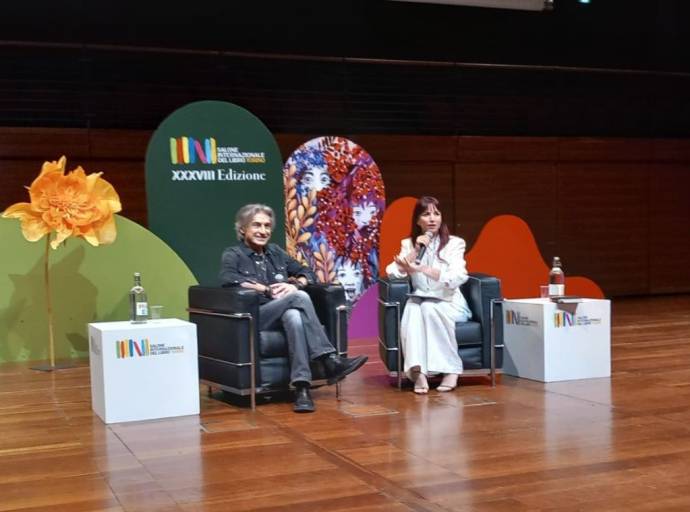 Luciano Ligabue al Salone del Libro 2026: “Fuori e dentro il borgo” torna tra memoria, musica e Radiofreccia
