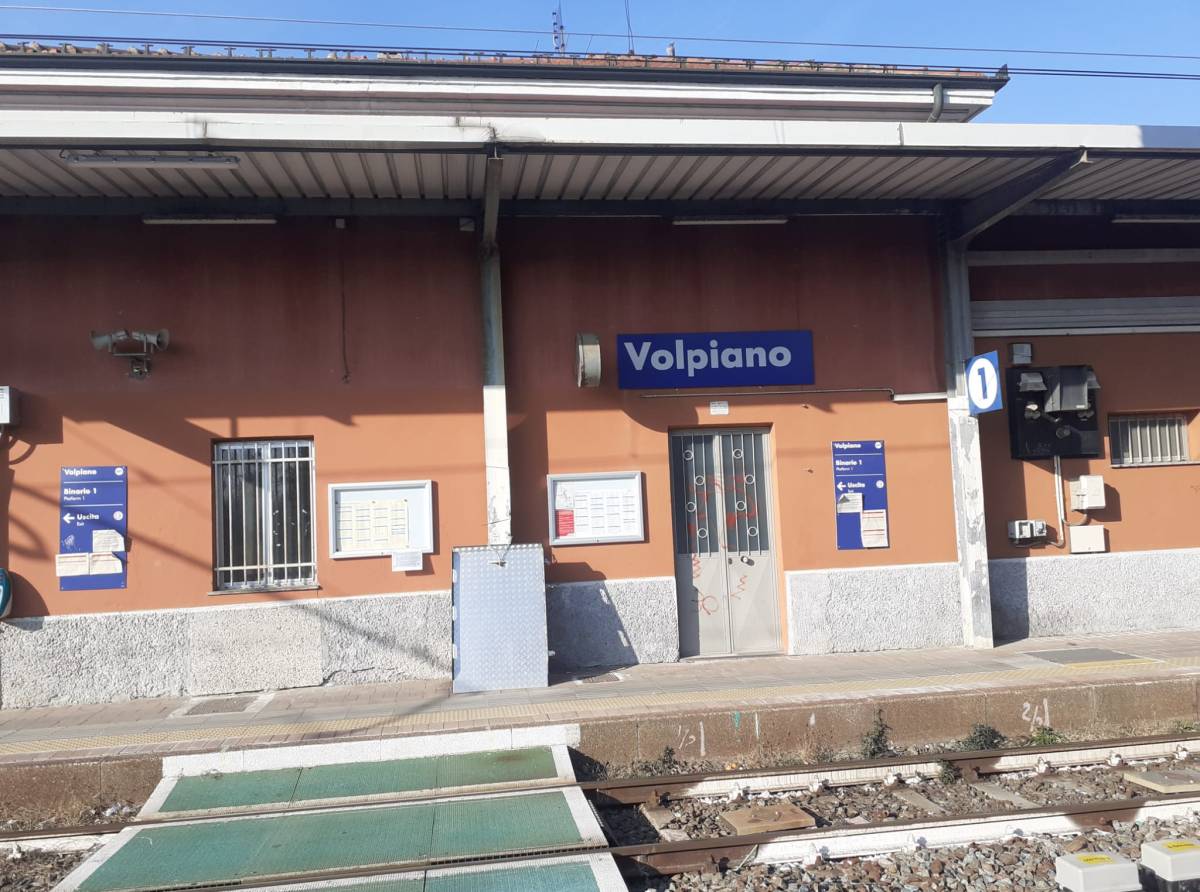 Stazione di Volpiano, sicurezza sotto accusa: «Pendolari costretti a rischiare la vita, poi arrivano anche le multe»