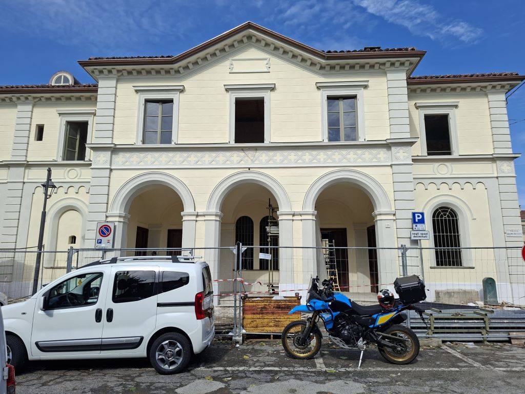 Caselle Torinese, la storica stazione della Torino-Ceres rinasce: completato il restauro esterno, ora il recupero degli interni