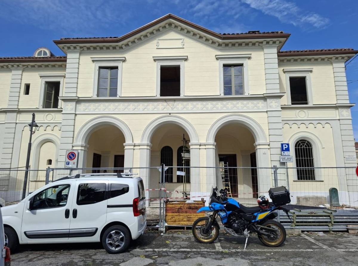 Caselle Torinese, la storica stazione della Torino-Ceres rinasce: completato il restauro esterno, ora il recupero degli interni