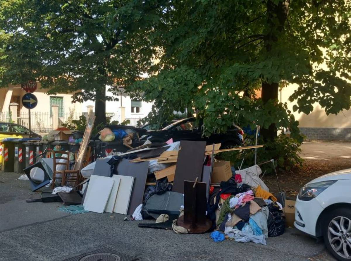 Venaria, rifiuti abbandonati in via Sciesa: individuato il responsabile grazie alle telecamere