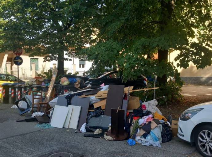 Venaria, rifiuti abbandonati in via Sciesa: individuato il responsabile grazie alle telecamere