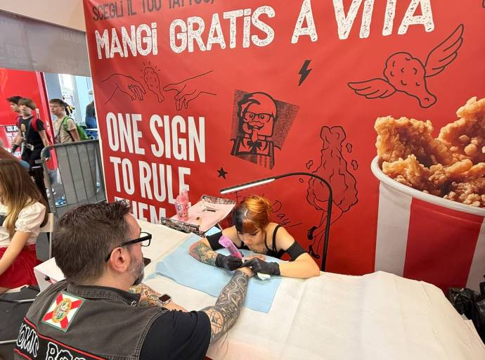 Pollo fritto gratis a vita per un tatuaggio: e se il marketing premiasse la salute?