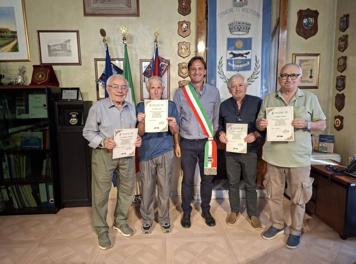 Volpiano, i “volontari delle foglie”: quando la cittadinanza attiva nasce per caso e diventa un bene per tutti
