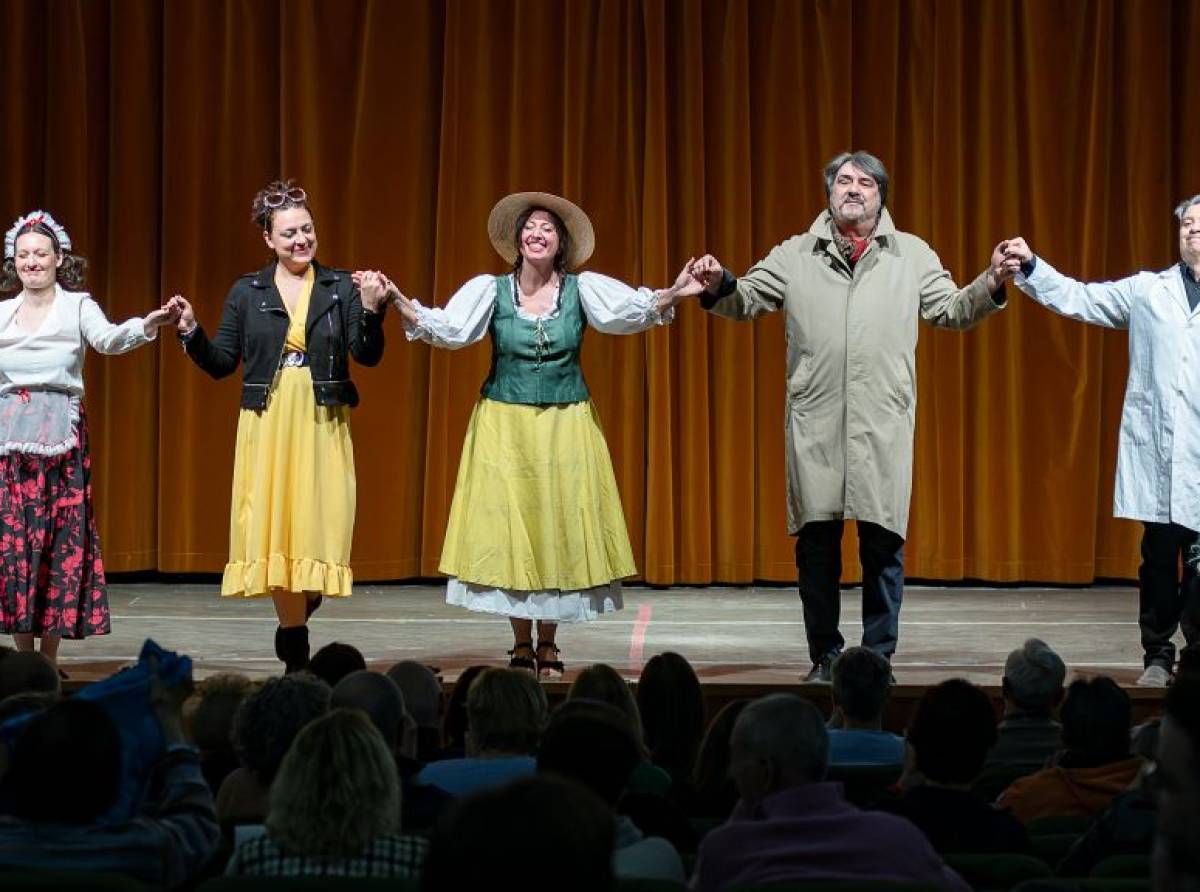 Bosconero, un fantasma seduce il paese: a teatro indaga il commissario Pautasso